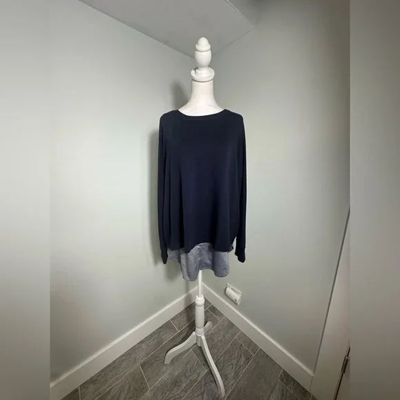 Vince Mixed media navy shirttail blouse  size Medium - Picture 4 of 16